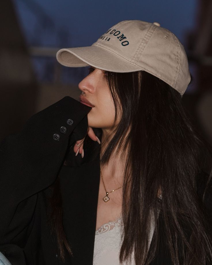 Hidden Face Girl Dp Pic Images Photos Pics Pictures Wallpapers hidden face girl dp, girl dp hidden face, hidden face dp for girls, hidden face dp for whatsapp, hidden face dp for instagram, stylish hidden face dp, cute hidden face girl dp, aesthetic hidden face dp, girl dp without face, mystery girl dp