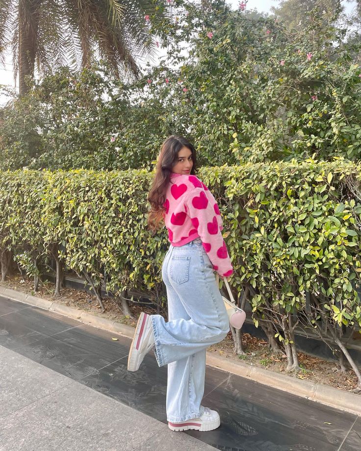 stylish girls dp, girls dp images, stylish girl pic, trendy girls dp, girls dp photos, stylish profile picture for girls, hd girls dp, girls wallpapers, instagram girls dp, cute stylish girls dp