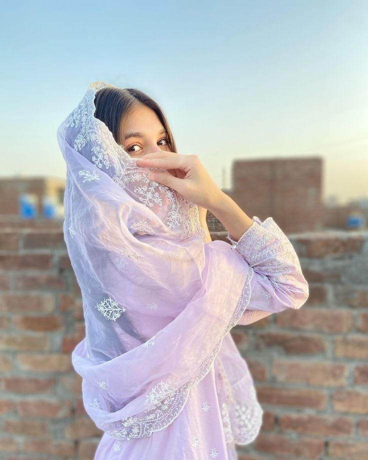 Hidden Face Girl Dp Pic Images Photos Pics Pictures Wallpapers hidden face girl dp, girl dp hidden face, hidden face dp for girls, hidden face dp for whatsapp, hidden face dp for instagram, stylish hidden face dp, cute hidden face girl dp, aesthetic hidden face dp, girl dp without face, mystery girl dp