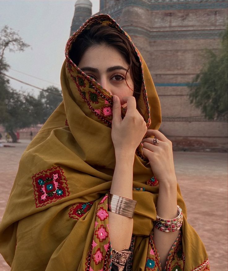 Hidden Face Girl Dp Pic Images Photos Pics Pictures Wallpapers hidden face girl dp, girl dp hidden face, hidden face dp for girls, hidden face dp for whatsapp, hidden face dp for instagram, stylish hidden face dp, cute hidden face girl dp, aesthetic hidden face dp, girl dp without face, mystery girl dp